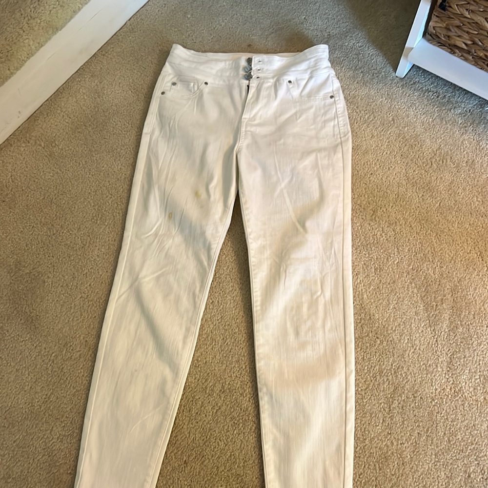 WHITE JEANS